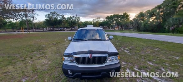 Ultra Stretch S.U.V 18-Passenger Lincoln Navigator Limousine