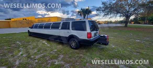 Ultra Stretch S.U.V 18-Passenger Lincoln Navigator Limousine
