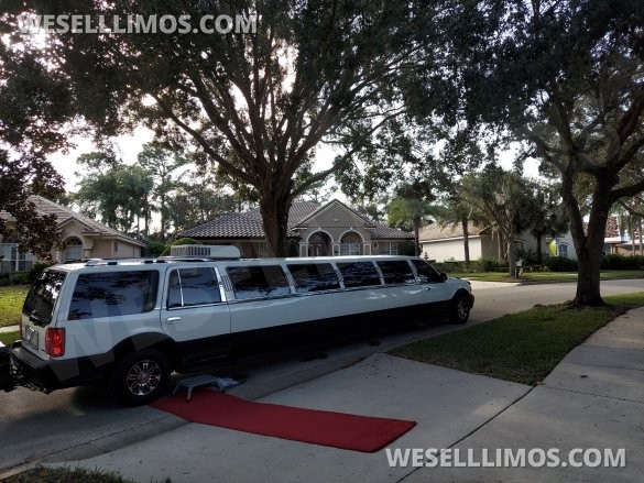 Ultra Stretch S.U.V 18-Passenger Lincoln Navigator Limousine