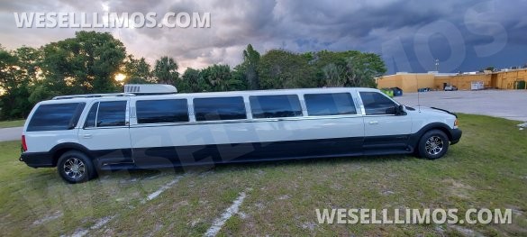 Ultra Stretch S.U.V 18-Passenger Lincoln Navigator Limousine