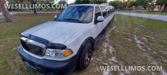 Ultra Stretch S.U.V 18-Passenger Lincoln Navigator Limousine