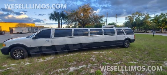 Ultra Stretch S.U.V 18-Passenger Lincoln Navigator Limousine