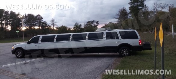 Ultra Stretch S.U.V 18-Passenger Lincoln Navigator Limousine