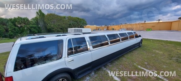 Ultra Stretch S.U.V 18-Passenger Lincoln Navigator Limousine