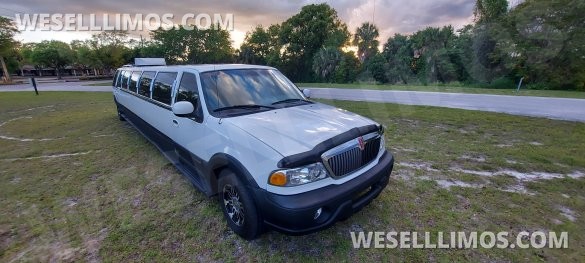 Ultra Stretch S.U.V 18-Passenger Lincoln Navigator Limousine