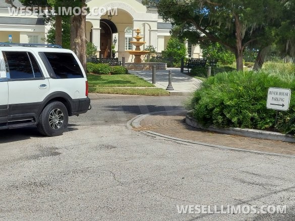 Ultra Stretch S.U.V 18-Passenger Lincoln Navigator Limousine