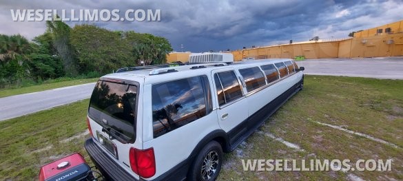 Ultra Stretch S.U.V 18-Passenger Lincoln Navigator Limousine