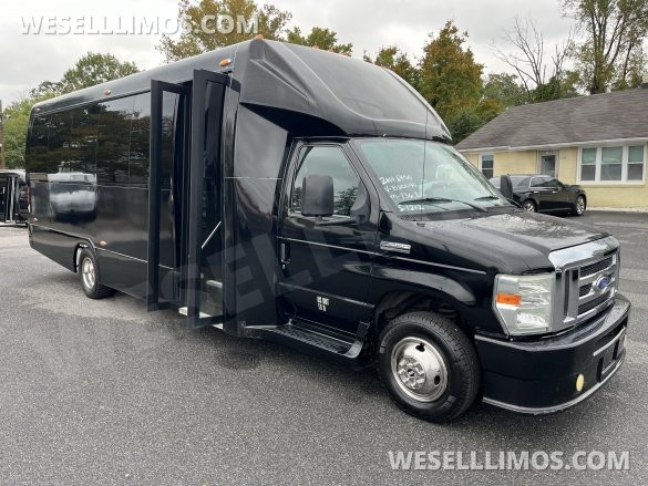 2014 Newport Ford E 450 Battisti  Limo Bus