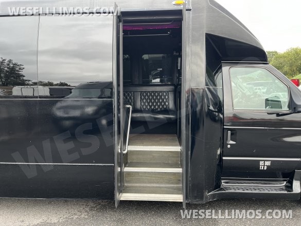 2014 Newport Ford E 450 Battisti  Limo Bus