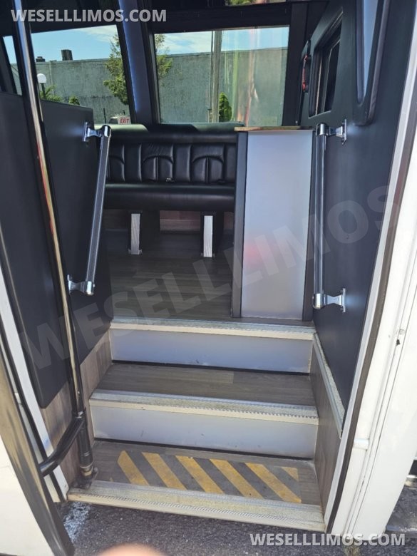 2019 Berkshire / Battisti Limo Ford E450 Limo Bus