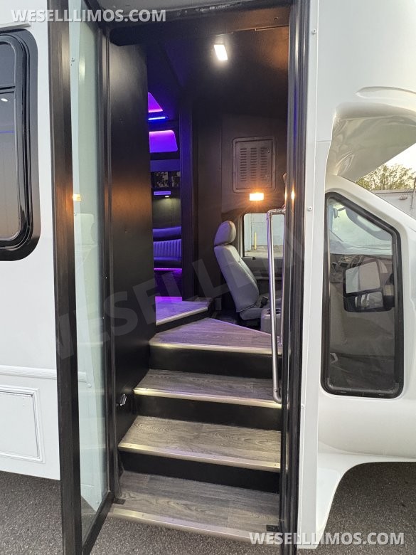 2012 Custom Mobile Conversions Ford F-550 Limo Bus