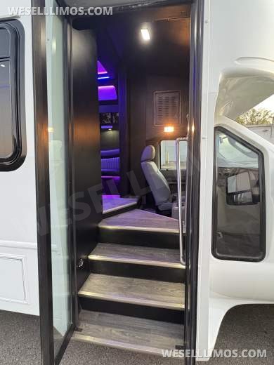 2012 Custom Mobile Conversions Ford F-550 Limo Bus