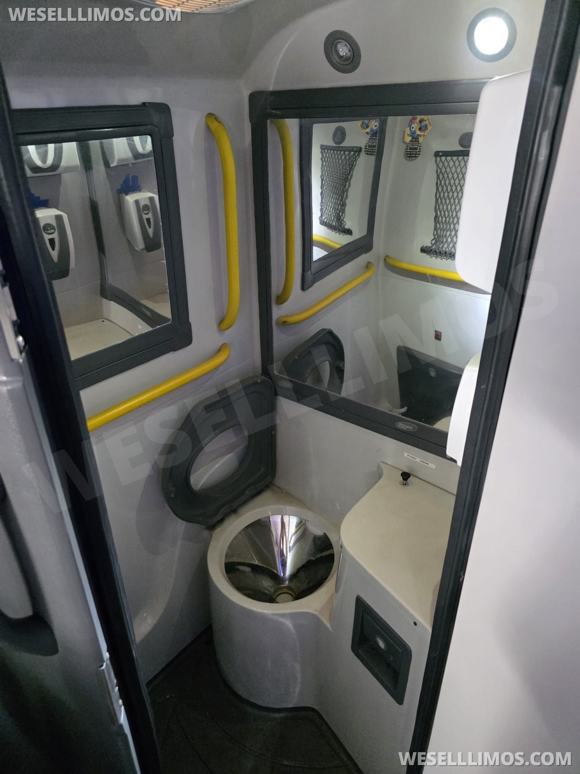 Photo of Motorcoach for sale: 2016 Freightliner Caio 40&quot; by Freightliner