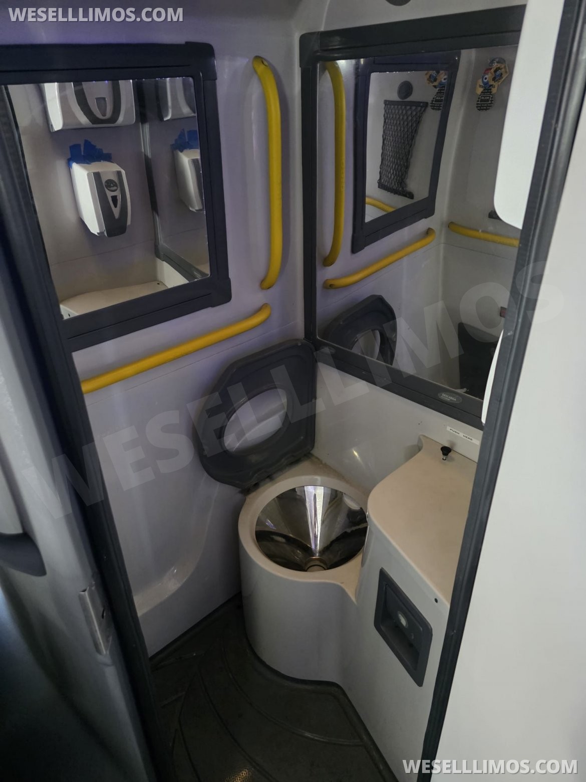 Photo of Motorcoach for sale: 2016 Freightliner Caio 40&quot; by Freightliner