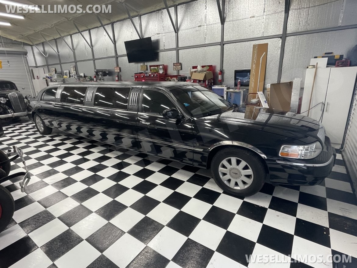 Photo of Limousine for sale: 2005 Lincoln Town Car 120 in. 120&quot; by Lincoln