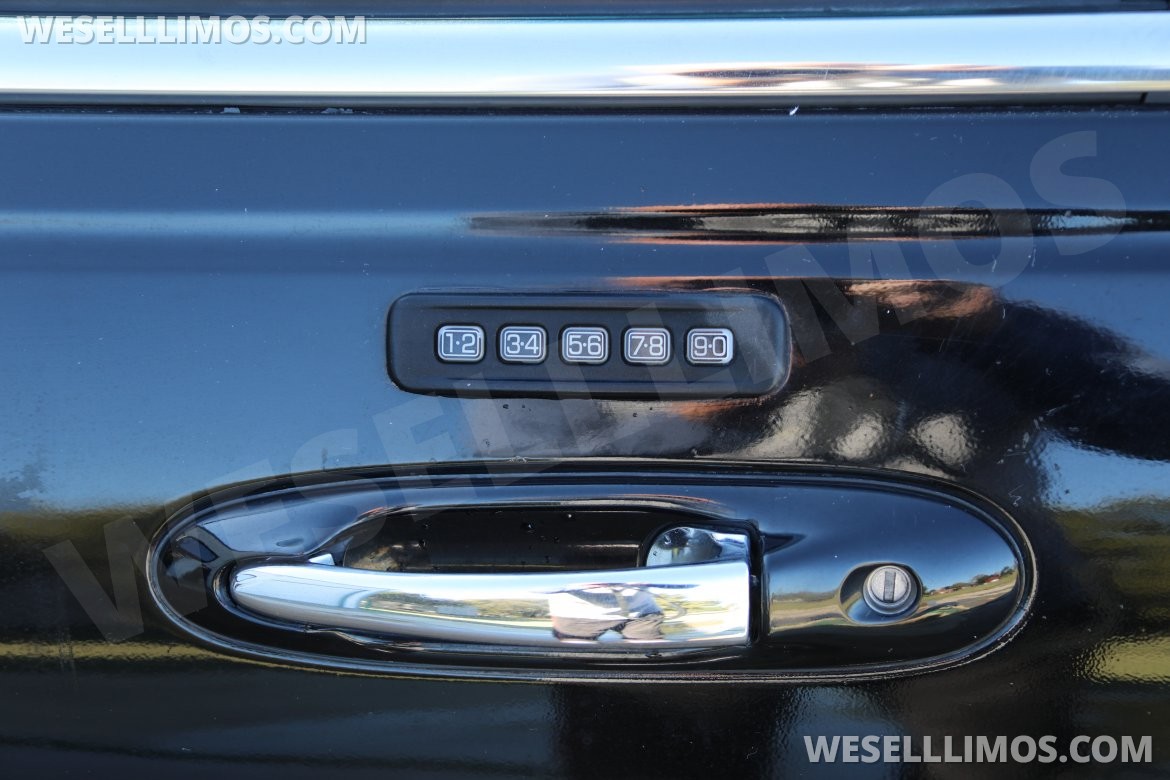 Photo of Limousine for sale: 2005 Lincoln Town Car 120 in. 120&quot; by Lincoln