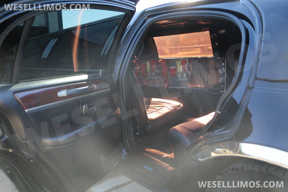 Photo of Limousine for sale: 2005 Lincoln Town Car 120 in. 120&quot; by Lincoln