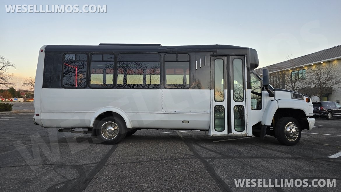 Photo of Limo Bus for sale: 2005 Chevrolet C5500
