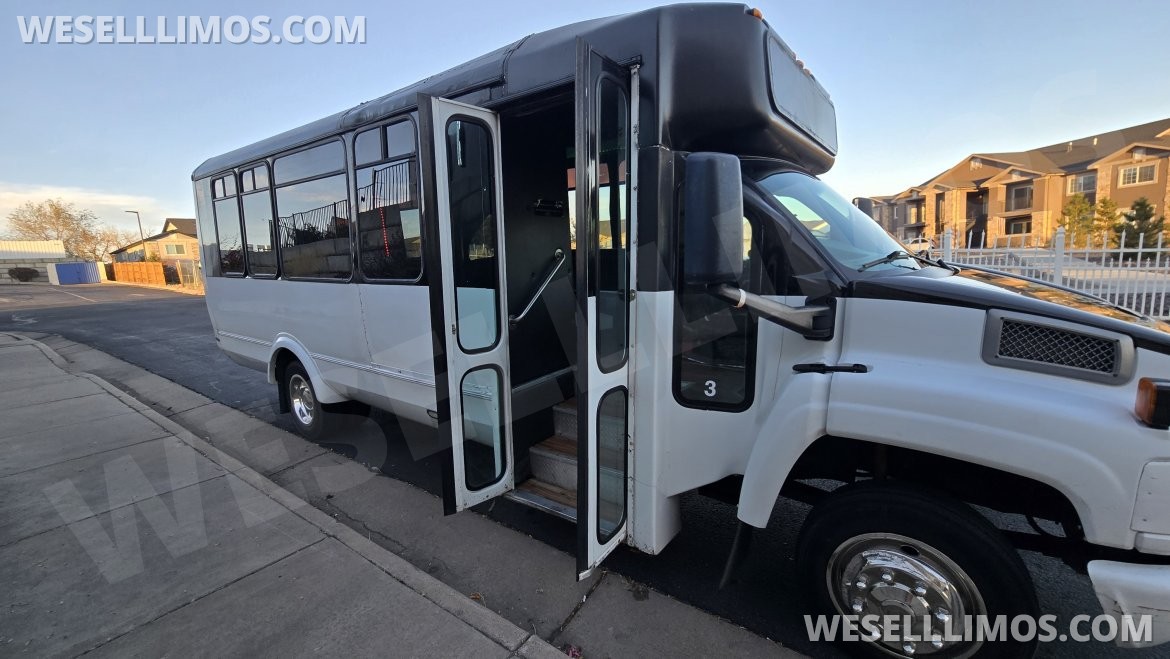 Photo of Limo Bus for sale: 2005 Chevrolet C5500