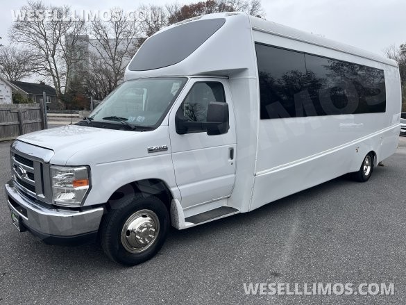 2019 Ford E450 Executive Shuttle for Sale in Pasadena, MD - Photo 3