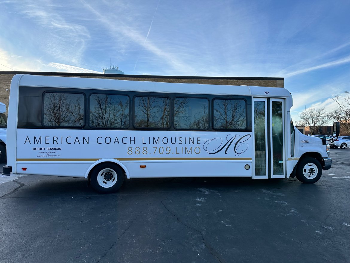 Photo of Executive Shuttle for sale: 2015 Ford 450 by StarCraft