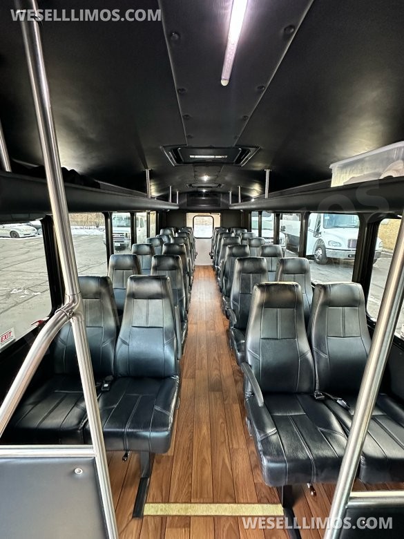 2015 Ford 450 Executive Shuttle for Sale in Addison, IL - Main Photo