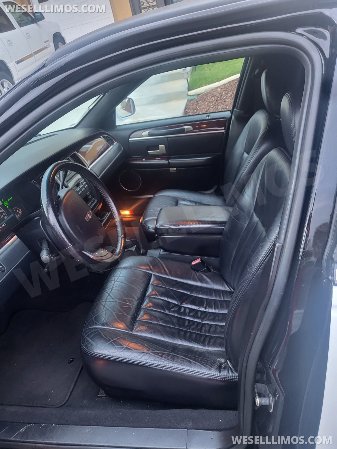 Photo of Limousine for sale: 2005 Lincoln TOWN CAR 32" by Tiffany