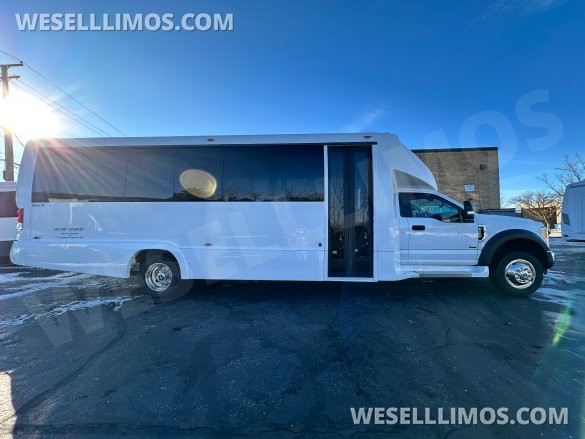 2017 Ford 550 Executive Shuttle for Sale in Addison, IL - Photo 2