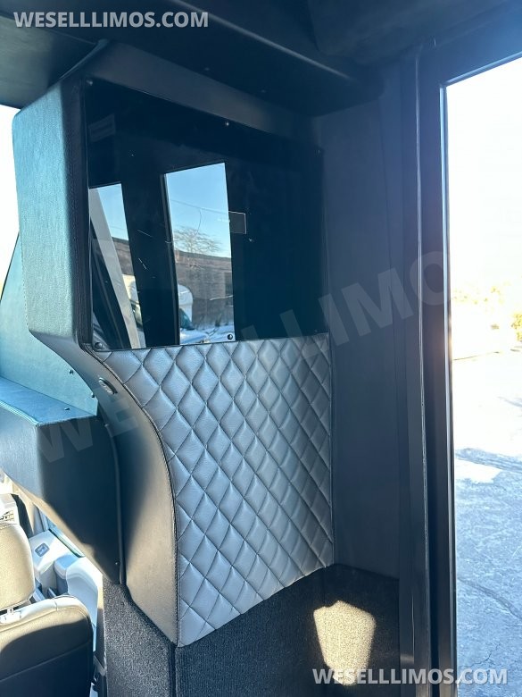 2017 Ford 550 Executive Shuttle for Sale in Addison, IL - Photo 3
