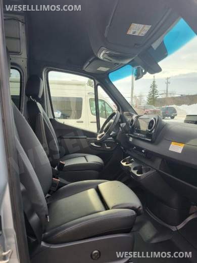 2025 Mercedes-Benz Sprinter Sprinter for Sale in Baldwin, New York, US - Photo 4