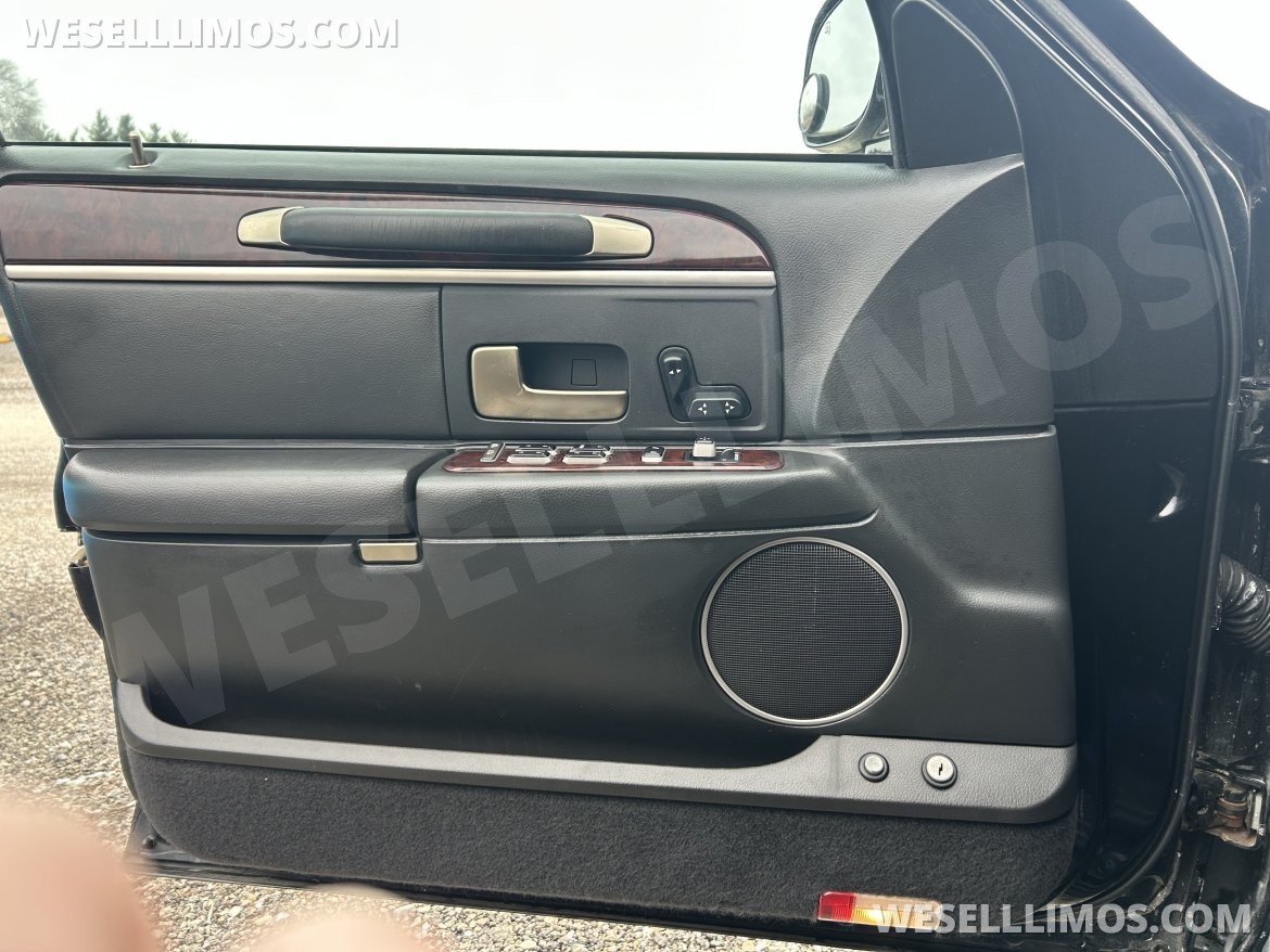 Photo of Limousine for sale: 2007 Lincoln Towncar by Da Bryan Coach