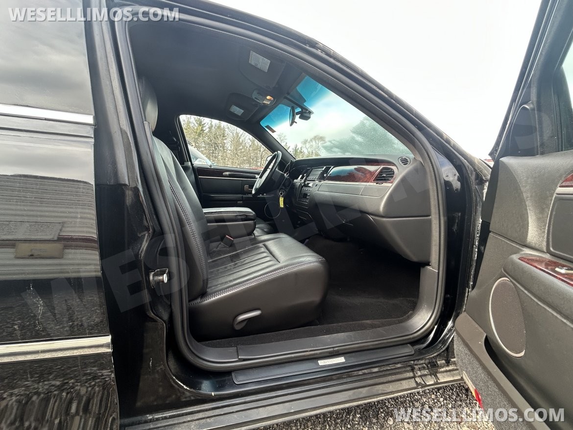 Photo of Limousine for sale: 2007 Lincoln Towncar by Da Bryan Coach