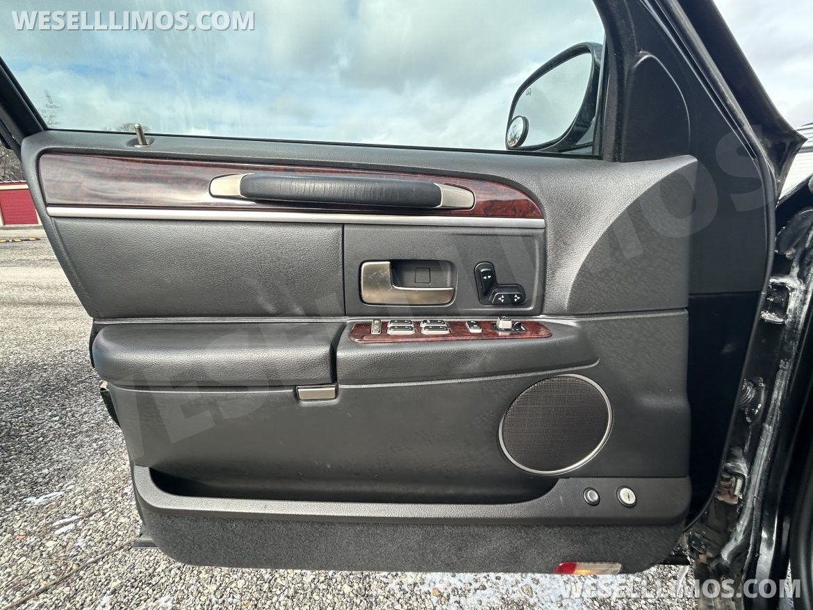 Photo of Limousine for sale: 2007 Lincoln Towncar by Da Bryan Coach