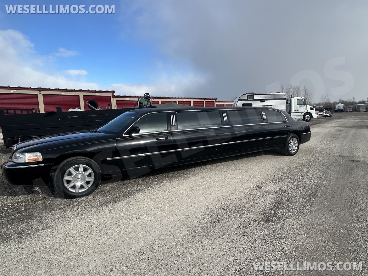 Photo of Limousine for sale: 2007 Lincoln Towncar by Da Bryan Coach