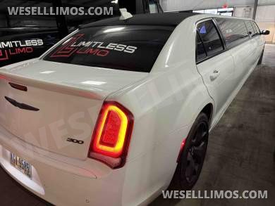 2021 Chrysler 300 Limo - Limousine for Sale in Columbus, OH - Photo 2