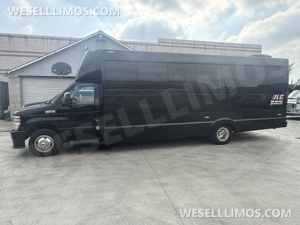 2016 Ford E450 Executive Shuttle for Sale in Buena Park, CA - Photo 3