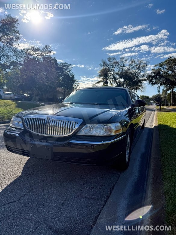 2011 Lincoln Town Car Limousine for Sale in Bradenton, FL - Photo 2