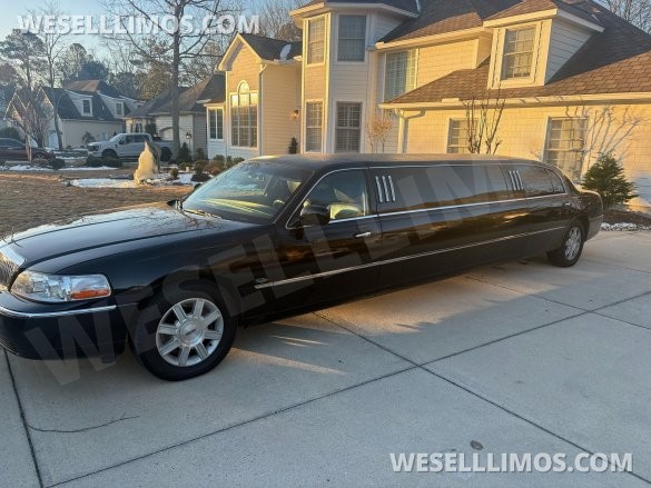 2011 Lincoln Royale Limousine for Sale in Berlin, MD - Photo 2
