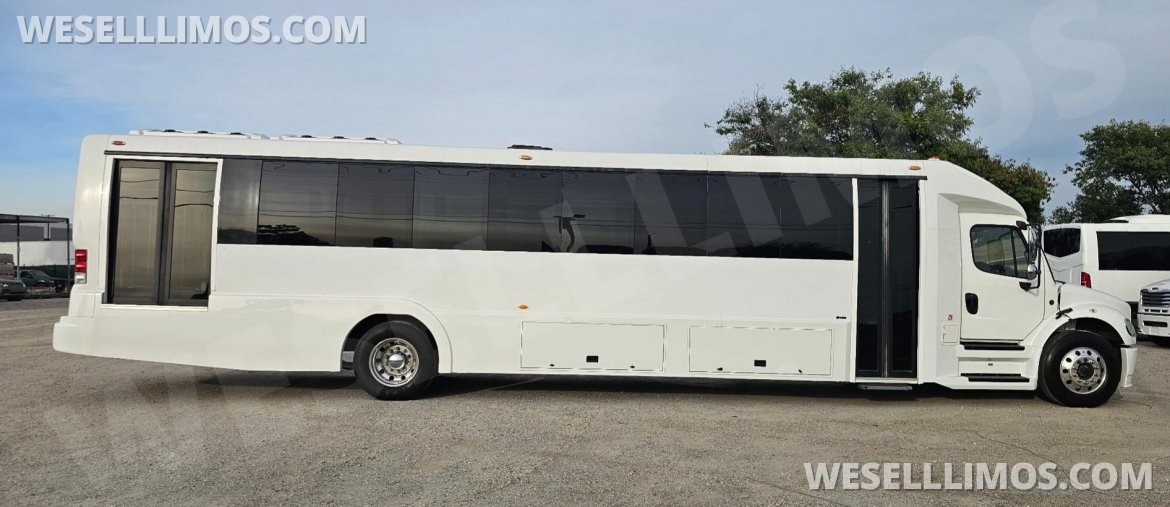 Photo of Shuttle Bus for sale: 2018 Freightliner ECOACH 45 ADA 45" by Executive Coach Builders