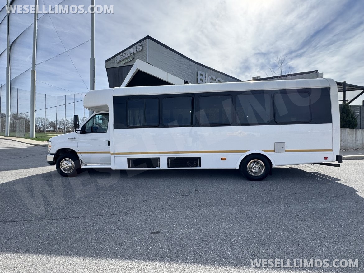 Photo of Shuttle Bus for sale: 2015 Ford 28px MVP Shuttle 27" by Starcraft