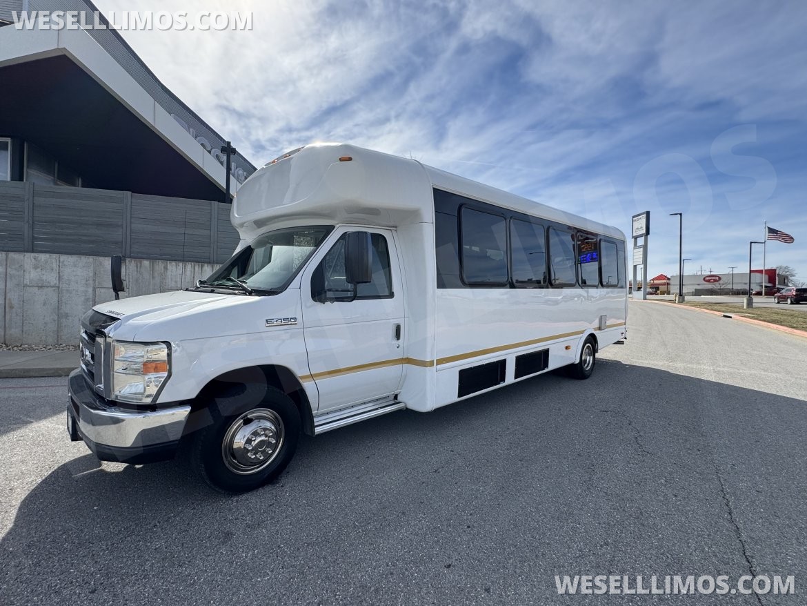 Photo of Shuttle Bus for sale: 2015 Ford 28px MVP Shuttle 27" by Starcraft