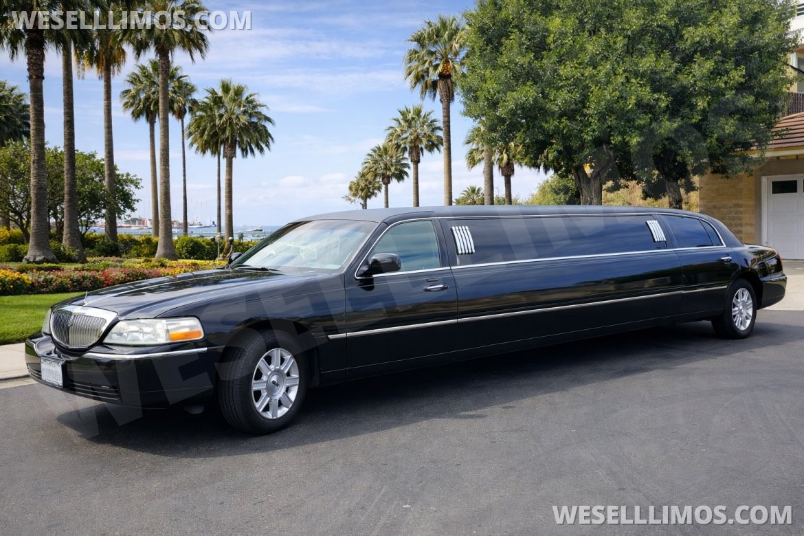 Limousine for sale: 2008 Lincoln Town Car Stretch Limousine