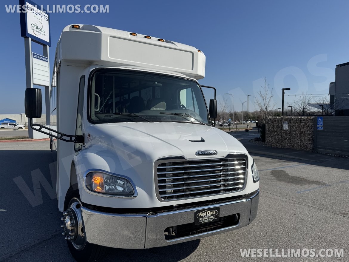 Photo of Shuttle Bus for sale: 2017 Freightliner Legacy 40" by Glaval Bus
