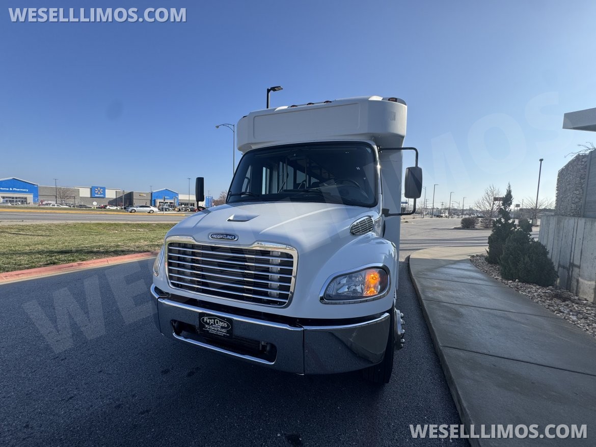 Photo of Shuttle Bus for sale: 2017 Freightliner Legacy 40" by Glaval Bus