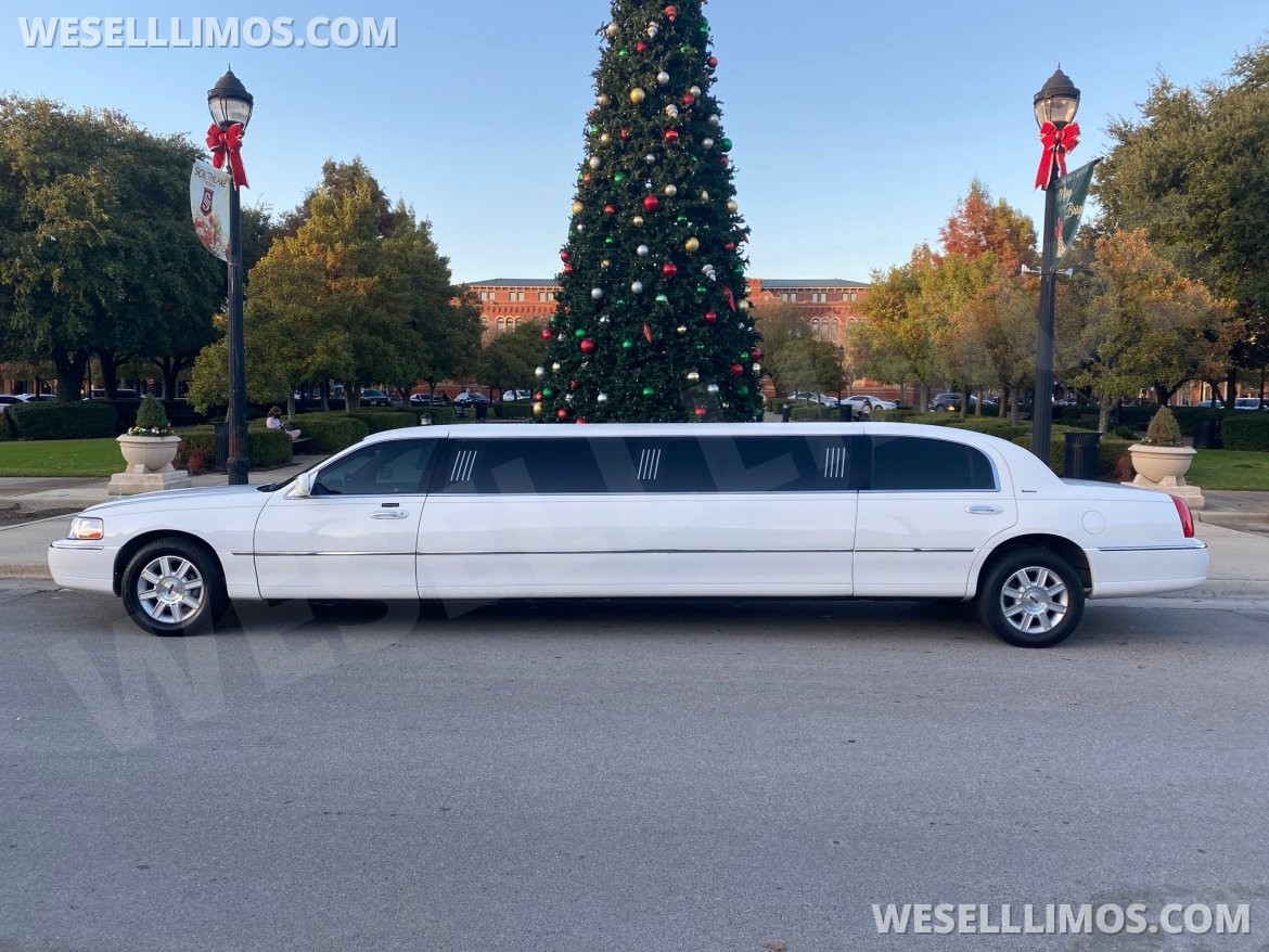 Limousine for sale: 2007 Lincoln Town car 120" by executive coach