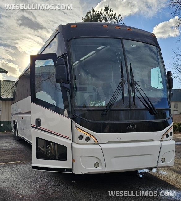 2013 MCI J4500 Motorcoach for Sale in Ft. Collins, CO - Photo 2