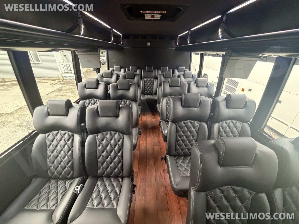 2014 M2 Freightliner GM40 By Grech Executive Shuttle - Photo 3