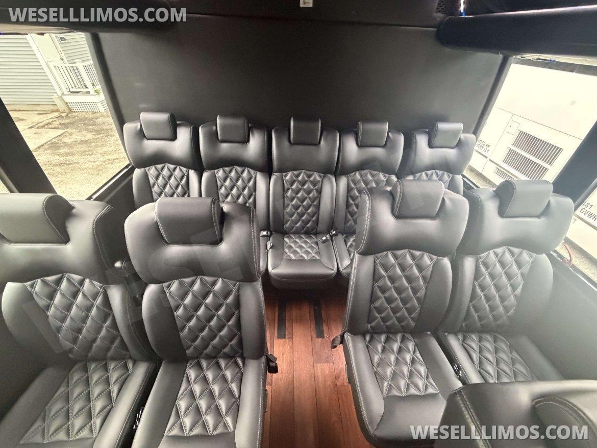 2014 M2 Freightliner GM40 By Grech Executive Shuttle - Photo 4