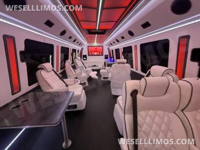 2022 LGE ford f-600 Limo Bus 6.7l power stroke v8 turbo diesel premium reclining captain chairs - Limo Bus for Sale in SCOTTSDALE, AZ - Photo 8