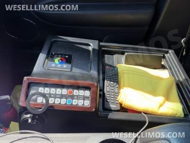 2019 Executive Coach Builders Lincoln MKT 120" 4 Door AWD Limousine - Limousine for Sale in Chicago, IL - Photo 10